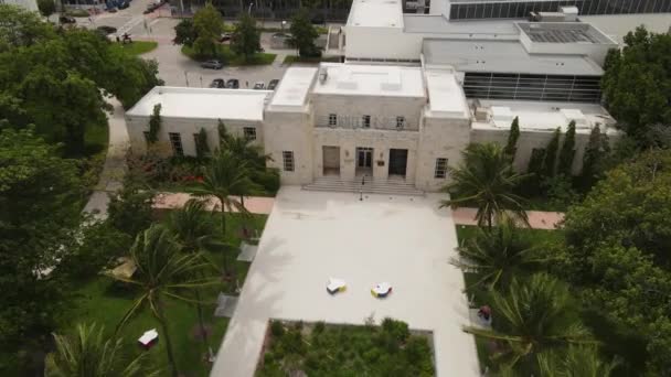 美国佛罗里达州迈阿密海滩柯林斯公园的巴斯艺术博物馆大楼的空中景观 Drone Shot — 图库视频影像