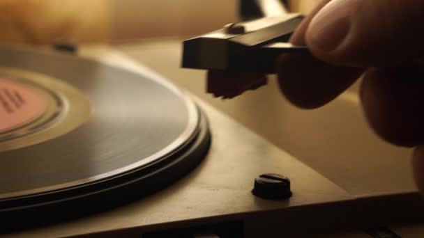 Eski Gramofon Başlatılıyor Tek Vinil Plağa Ğne Yerleştiriliyor Tam Çerçeveyi — Stok video