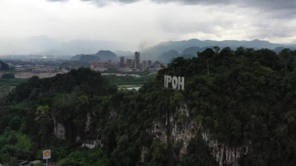 陀螺飞越石灰岩山 顶部有Ipoh标志 以开挖 采石作业现场和美丽的自然景观为背景 俯瞰着川山的工业名胜 — 图库视频影像