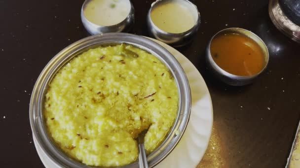 Vista Superior Prato Tradicional Indiano Chamado Khichdi Com Dal Chutney — Vídeo de Stock