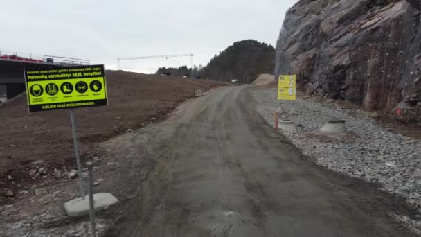 Anläggningsväg Med Varningsskyltar Vid Klepland Mellan Mandal Och Kristiansand Nye — Stockvideo