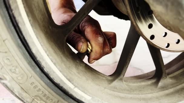 Male Mechanic Repairing Bicycle Wheel Close Gloved Hands Blowing Air — Stockvideo