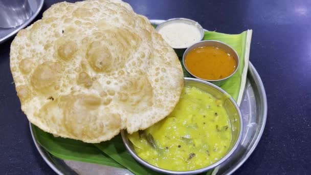 Overview Indian Food Platter Consisting Puri Sabji Dal Chutney Vegetarian — Stockvideo