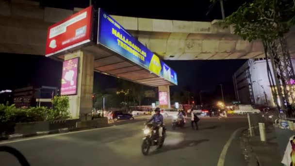 海得拉巴印度街道上的交通车辆和自行车空中夜间射击 — 图库视频影像