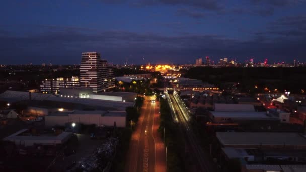 Doğu Londra Nın Geniş Açılı Hava Manzarası Geceleyin Gökyüzüne Yükseliyor — Stok video