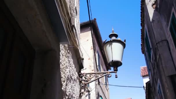 Edifícios Residenciais Luz Rua Split Croácia Detalhe Ângulo Baixo — Vídeo de Stock