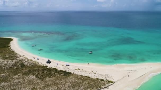 Удивительные Белые Песчаные Пляжи Острова Aerial View Unrecognized People Enjoy — стоковое видео