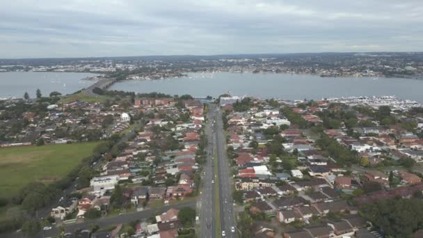 Pista Dupla Aérea Estrada Dividida Centro Entre Casas Bairro Casas — Vídeo de Stock