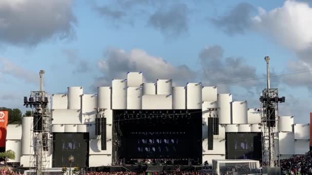 Obrovský Umělec Dává Skvělé Show Diváky Vibrující Rocku Rio Lisabon — Stock video