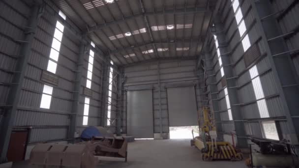 Interior Large Machinery Storehouse Dolvi Port India Pullback Shot — 비디오