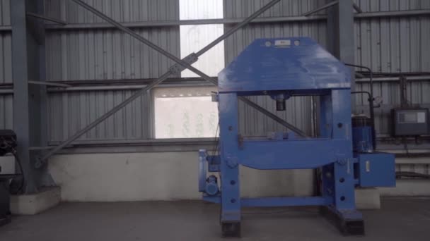 Imprensa Hidráulica Máquina Moldar Industrial Dentro Sala Armazenamento Porto Dolvi — Vídeo de Stock