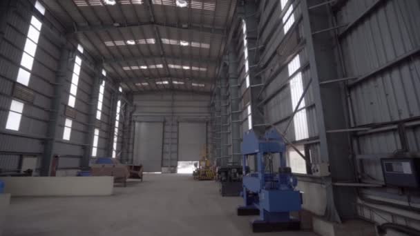 Variety Machine Equipment Spacious Warehouse Dolvi Port India Pan Shot — Vídeo de Stock