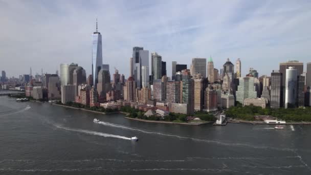 Båtar Framför New York Skyline Solig Sommardag Usa Cirkling Antenn — Stockvideo