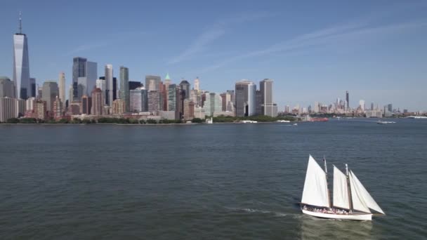 Velero Río Hudson Con Fondo Del Horizonte Manhattan Seguimiento Aéreo — Vídeos de Stock