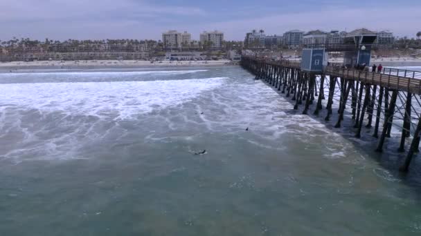 Surfers Waiting Waves People Walking Pier Oceanside Horizontal Static Positionary — стокове відео