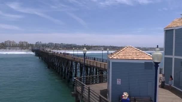 位于加利福尼亚州圣地亚哥市的海滨码头 人们在阳光日玩耍 高清空中无人机鸣枪 — 图库视频影像