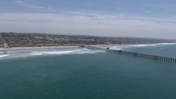 Far Out Shot Pier Oceanside Beach Сан Дієго Каліфорнія Aerial — стокове відео