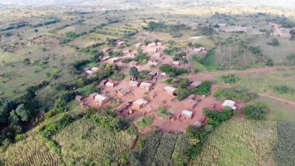 Landelijk Afrikaans Dorp Met Hutten Mensen Drone Approaching View — Stockvideo