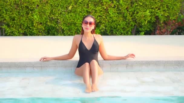 Asian Adult Woman Relaxing Leaning Swimming Pool Border Wearing Black — Stockvideo