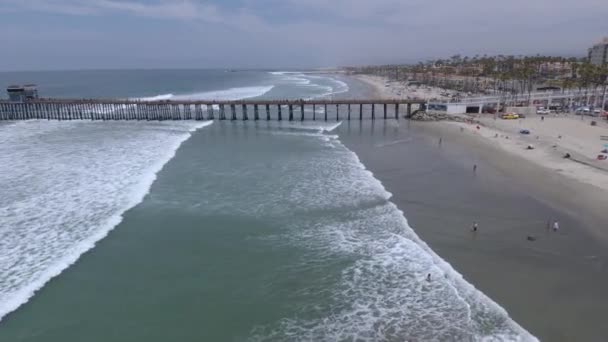 People Enjoying Beach Beautiful Day Pier Oceanside Waves Coming Sea — Vídeos de Stock
