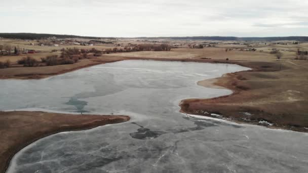 Frozen Lake Midwest America Cloudy Overcast Осінній День Горизонтальний Повітряний — стокове відео