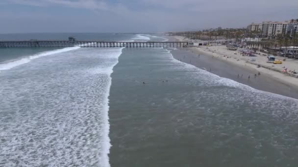 People Playing Water Beach Oceanside Beautiful Sunny Day Cloud Coverage — Stok video