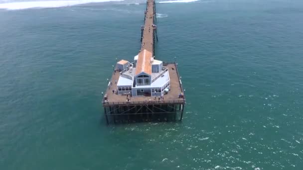 Huis Aan Het Einde Van Pier Oceaan Met Mensen Rond — Stockvideo