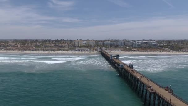 Beach Pier Sunny Day People Walking Playing Beach Approaching Oceanside — Video Stock