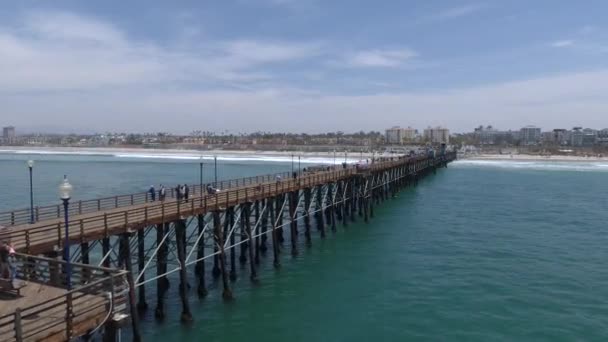 Strolling Pier Oceanside Beach Beautiful Sunny Day Aerial Footage Drone — Vídeo de Stock