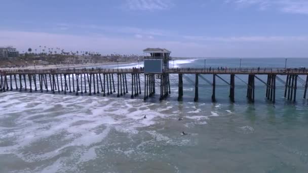 在美国圣地亚哥市 加利福尼亚海滨码头附近的冲浪浪潮冲浪者们正在等待着完美的海浪空中无人机射中 — 图库视频影像
