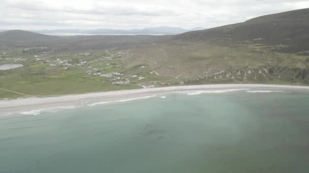 Heiterer Blick Auf Eine Stadt Strand Von Keel Fuße Des — Stockvideo