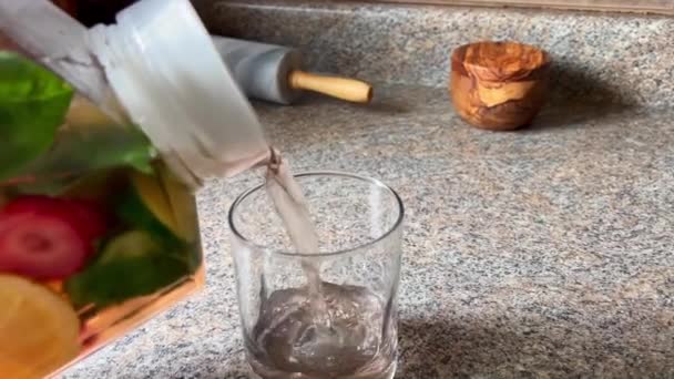 Häll Fruktberikat Vatten Glas Köksbänken Närbild — Stockvideo