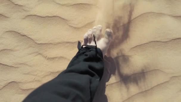 Blisko Stóp Chodzących Boso Piasku Pustyni Spowolnione Kręcenie Wideo — Wideo stockowe