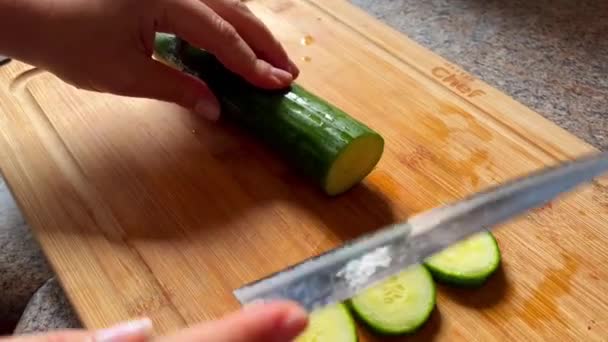 Close Woman Hands Slicing Knife Fresh Cucumber Wood Cutting Board — 비디오