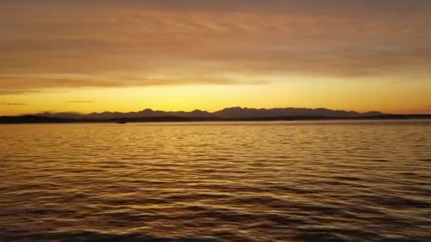 Gün Batımında Göl Manzarası Sakin Huzurlu Günbatımı Işınlarını Yansıtırken Tepeler — Stok video