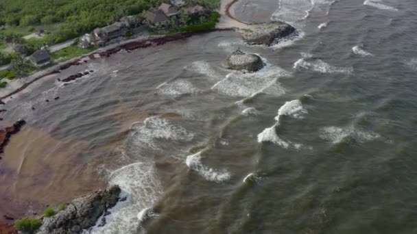Disparo Aéreo Drones Volando Sobre Olas Que Estrellan Playa Tropical — Vídeo de stock