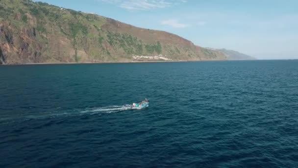 Local Fishing Vessel Out Fishing Rugged Coastline Madeira Drone — ストック動画