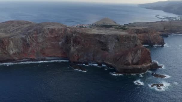 Letecký Příď Odhaluje Vesnici Blízko Oceánu Madeiře — Stock video