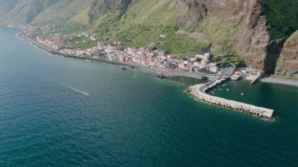 Seaside Town Coastal Cliffs Boat Cruising Harbor Madeira Drone — ストック動画