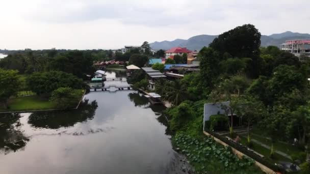 Drohnenaufnahmen Des Flusses Kwai Der Kanchanaburi Vorbeifließt Thailand Mit Schwimmenden — Stockvideo