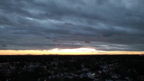 俯瞰郊区美丽而多云的日落 无人机摄像头在高处 俯瞰着金色的落日和云彩 — 图库视频影像