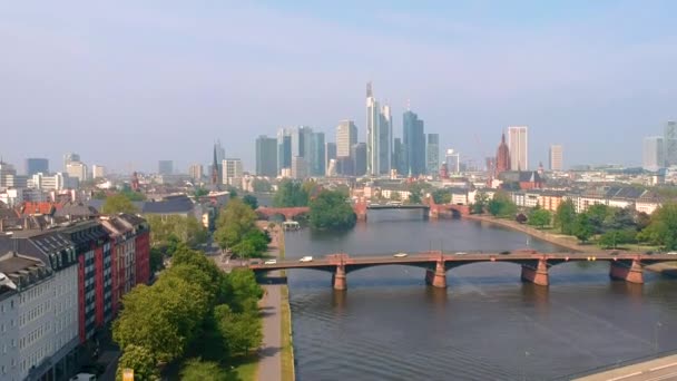 以城市天际线为背景的德国法兰克福主要河流大桥景观 空中无人驾驶飞机升空 — 图库视频影像
