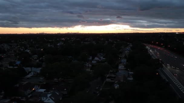 Drone View Beautiful Cloudy Sunset Suburban Neighborhood Parkway Drone Camera — 비디오