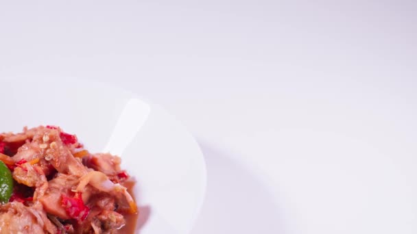 Σπιτική Πικάντικη Και Γλυκιά Σαλάτα Santol Λευκό Πιάτο Πάνω Τραπέζι — Αρχείο Βίντεο
