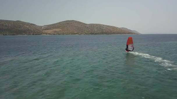 希腊雅典近郊安尼斯索斯湾的一架无人驾驶飞机在大风中滑行后拍摄的空中录像 — 图库视频影像
