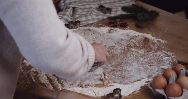 Kobieta Cięcia Ciasteczka Świąteczne Cookie Cutter Stole Zbliżenie — Wideo stockowe