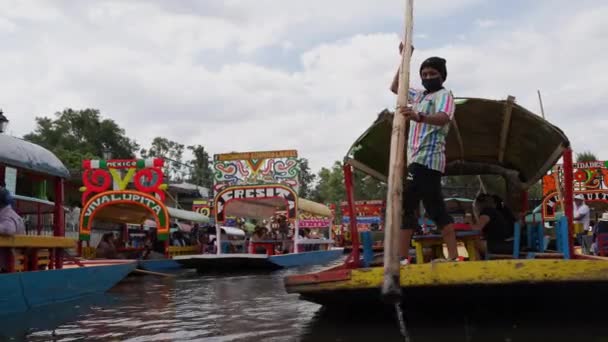 Gondolier Using Wooden Rowing Oar Push Gondola Carrying Tourists Xochimilco — Stockvideo