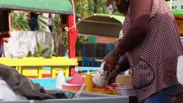 Vendor Boat Preparing Mexican Beer Drink Michelada Xochimilco — Vídeo de Stock