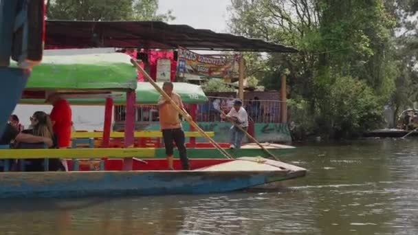 Pair Gondoliers Using Long Wooden Rowing Oar Push Gondola Xochimilco — Video Stock