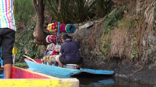 View Vendor Colourful Floral Headwear Boat Sell Tourists Xochimilco Canals — Stock Video